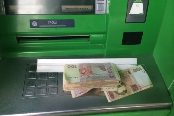Волинянка взяла з банкомата чужі 10 тисяч гривень