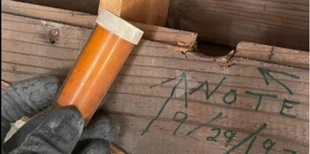 Тесляр знайшов у стіні записку 1975 року та вистежив жінку, яка її залишила (фото)