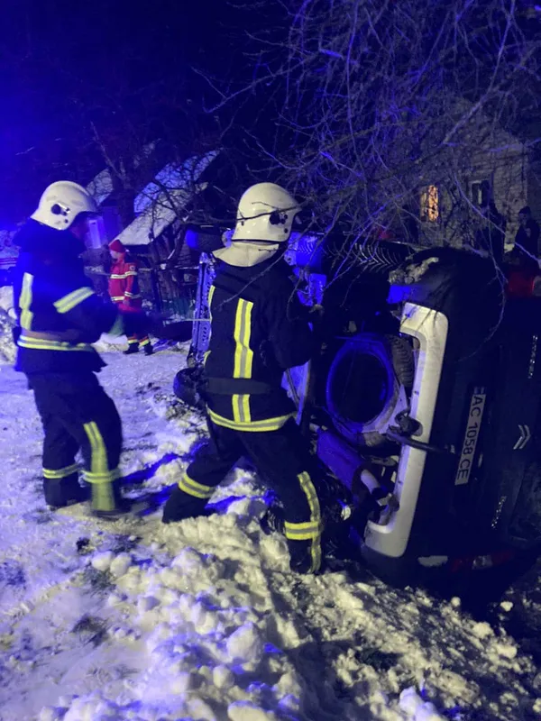 У Шацьку перевернувся автомобіль: водія деблокували рятувальники (фото)