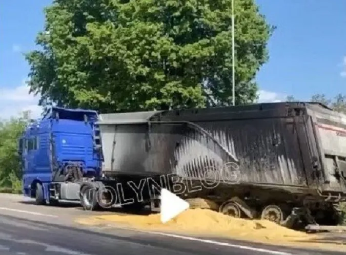 Причіп – вщент: у Луцькому районі посеред дороги загорілась вантажівка (відео)