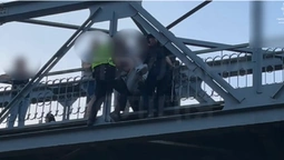 У Луцьку чоловік хотів вкоротити собі віку, зістрибнувши з мосту (відео)