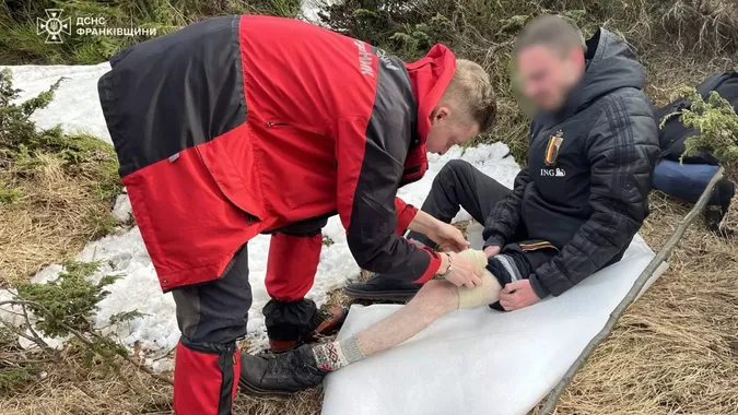 Пошкодив ногу: травмованого туриста знесли з Говерли рятувальники (фото)