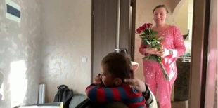 Відео, яке розчулює: волинський прикордонник повернувся з Донеччини і зробив сюрприз своїй сім'ї