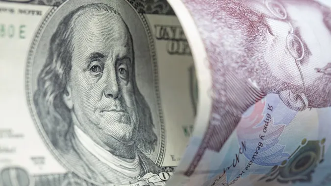 НБУ підвищив офіційні курси долара і євро