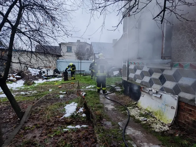 Міг вибухнути: у Луцьку в приватному будинку загорівся газовий балон (фото)