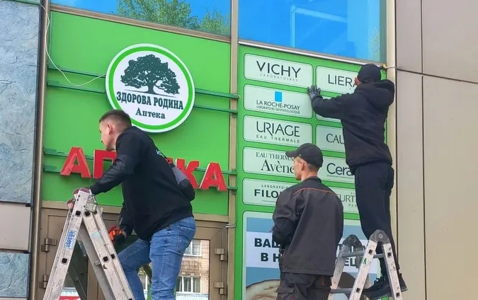 Куди зникла реклама аптек та магазинів на проспекті Волі у Луцьку