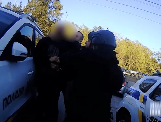 У Броварах кримінальний авторитет плював у поліцейського і погрожував пістолетом (відео)
