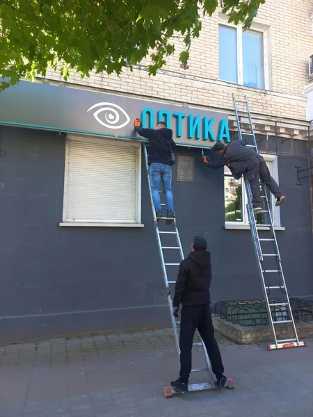 Куди зникла реклама аптек та магазинів на проспекті Волі у Луцьку