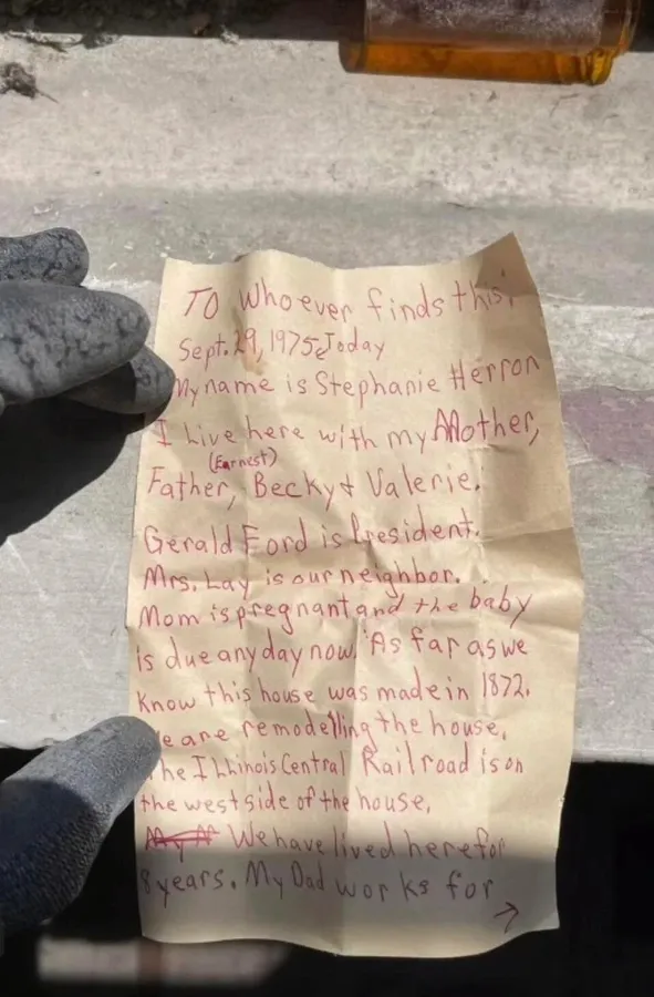 Тесляр знайшов у стіні записку 1975 року та вистежив жінку, яка її залишила (фото)