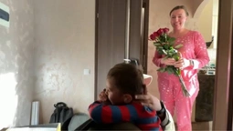 Відео, яке розчулює: волинський прикордонник повернувся з Донеччини і зробив сюрприз своїй сім'ї