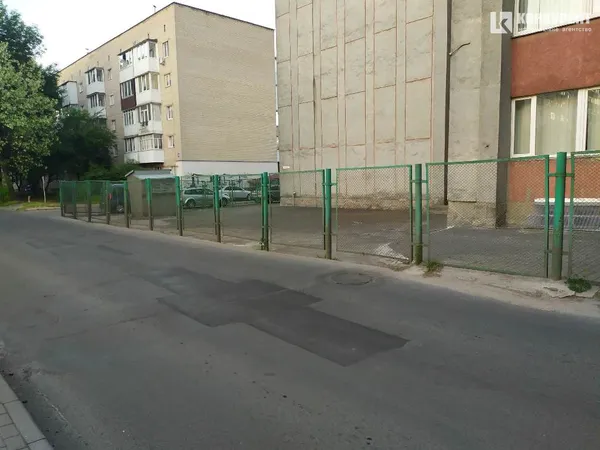 У Луцьку просять зробити тротуар біля Держархіву (фото)