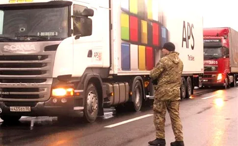 Поліція пропонує російським вантажівкам платний супровід, – перевізники