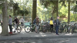 До школи – на велосипедах: у луцькому ліцеї зробили велопарковку на сотню місць (відео)