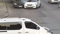 ДТП на повороті: у Луцьку водійка «пежо» не розібралася зі смугами (відео)