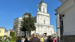 Черга – велика: у центрі Луцька люди прийшли святити Паски (фото)