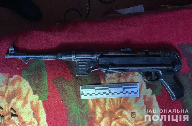 «Шмайсер», гранати, набої: у хаті 22-річного волинянина знайшли зброю (фото)