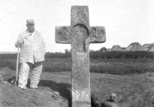 І. Шляпкін біля кам’яного хреста в с. Зимне