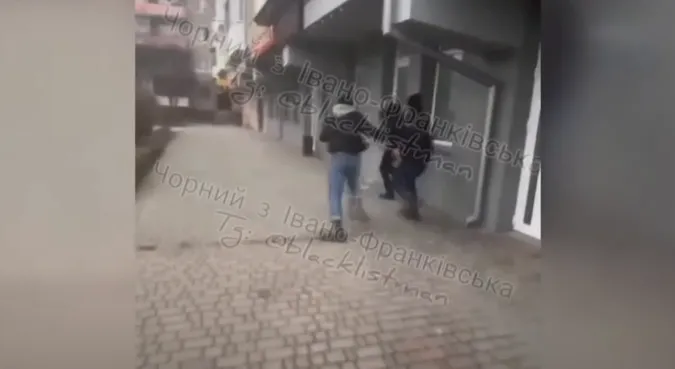 В Івано-Франківську невідомі нападають на перехожих – жорстоко б'ють і знімають на відео (відео)