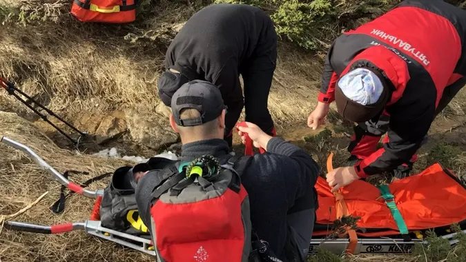 Пошкодив ногу: травмованого туриста знесли з Говерли рятувальники (фото)