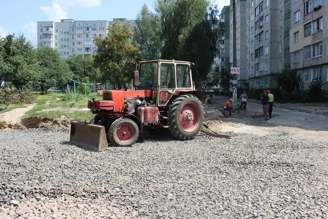У Луцьку триває ремонт прибудинкових територій (адреси)