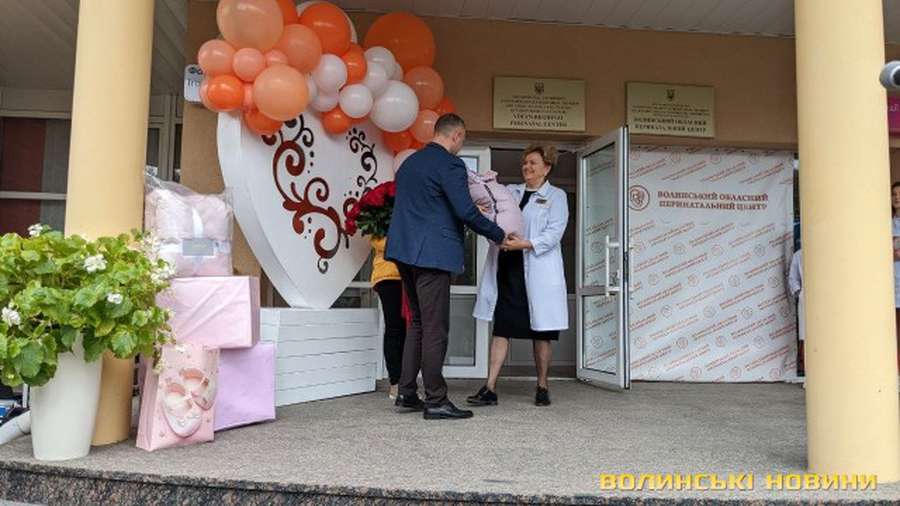 Військового медика Мар'яну Мамонову з донею виписали з пологового у Луцьку (фото, відео)