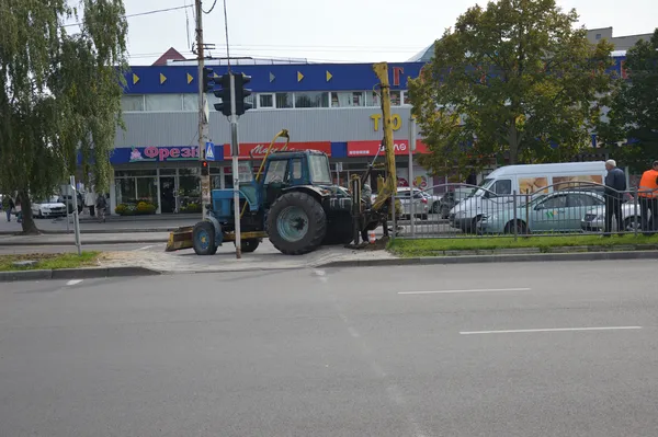 На Соборності у Луцьку монтують дорожнє освітлення (фото)