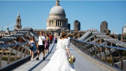 У Британії створили весільну сукню з медичних масок (фото)