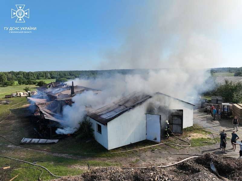 Знищено перекриття та обладнання: у Луцькому районі горів столярний цех (фото, відео)