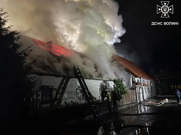 На Ковельщині вночі майже три години гасили пожежу в кафе-готелі (фото)