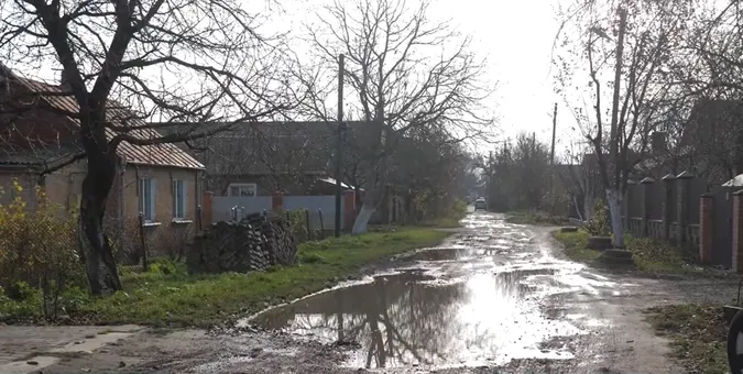 Замість дороги – басейн із багна: жителі вулиці Кривенького у Луцьку роками чекають на ремонт (відео)