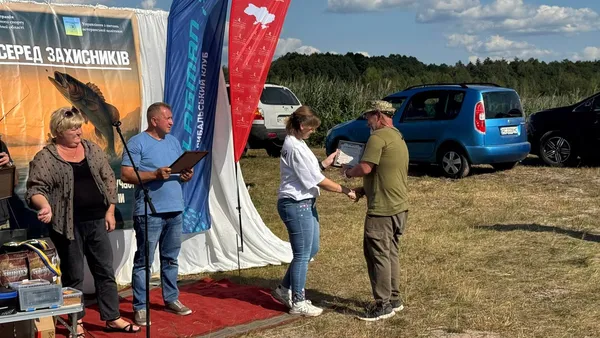 На риболовному турнірі серед захисників зловили коропа вагою майже 2 кілограми (фото)