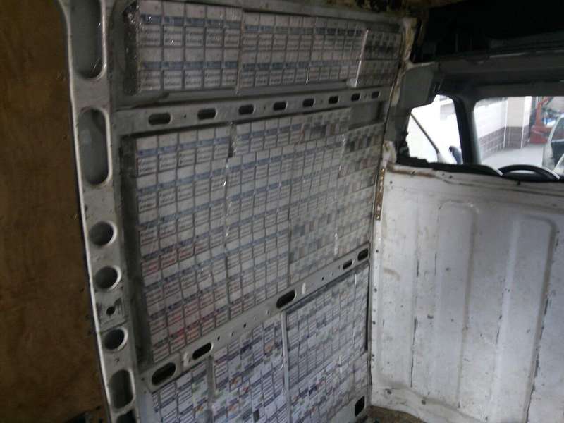 На «Ягодині» у бусі знайшли майже 2000 пачок сигарет (фото, відео)