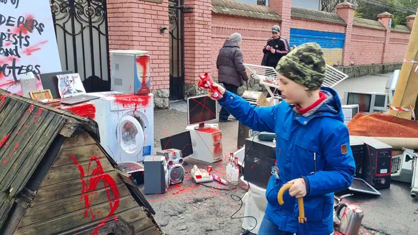 Армія мародерів: до консульства рф у Львові знесли побутову техніку і облили червоною фарбою (фото)
