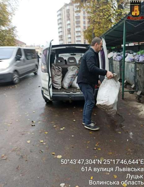 Біля контейнерів на Львівській впіймали мешканців сіл із будівельним сміттям (фото)