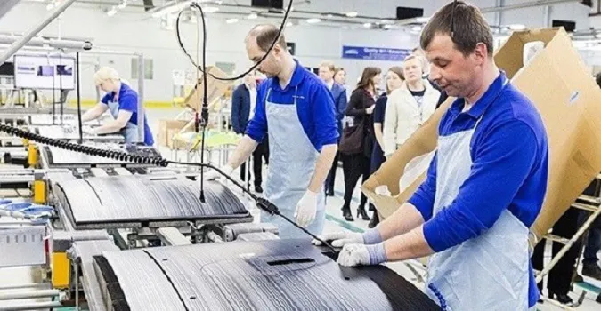 Польські підприємства скоротили українців через санкції проти Росії