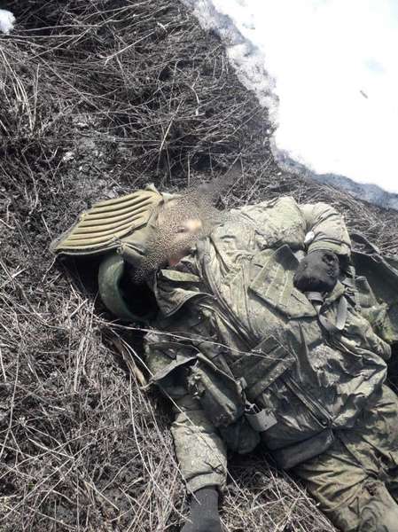 На Харківщині виявили трупи російських солдатів без слідів насильницької смерті (фото 18+)