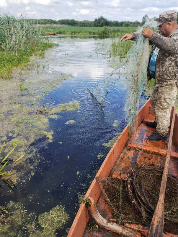 Із річки Прип'ять на Волині дістали браконьєрські сітки та ятери (фото)