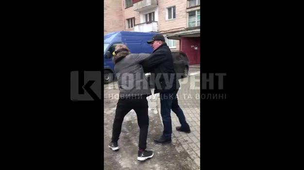 «Він плюнув мені в обличчя»: нові деталі бійки за парковку у Луцьку (відео)