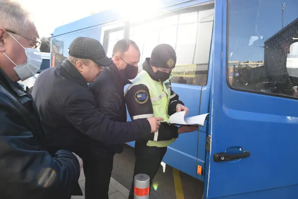 Зупинка заборонена: у Луцьку перевіряють приміські та міжміські маршрутки (фото)