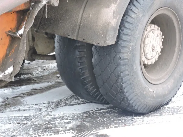 У Луцьку сміттєвоз потрощив автівки поліцейських (фото)