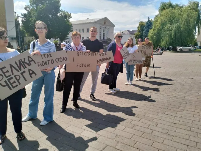 Пропусти ветерана: у Луцьку влаштували акцію на підтримку поранених бійців