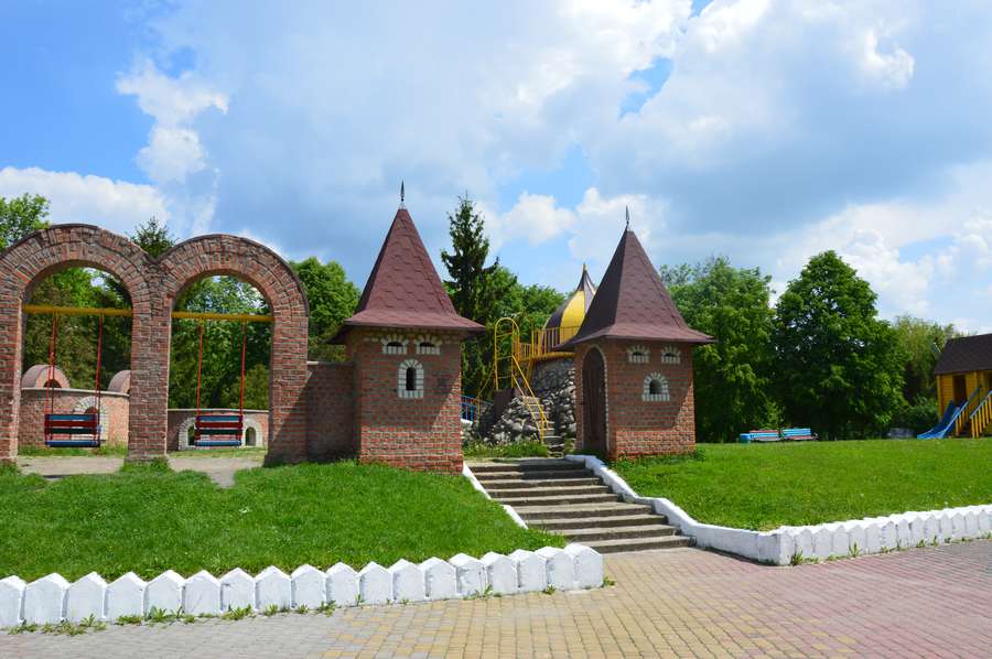 «Замок в парку»
