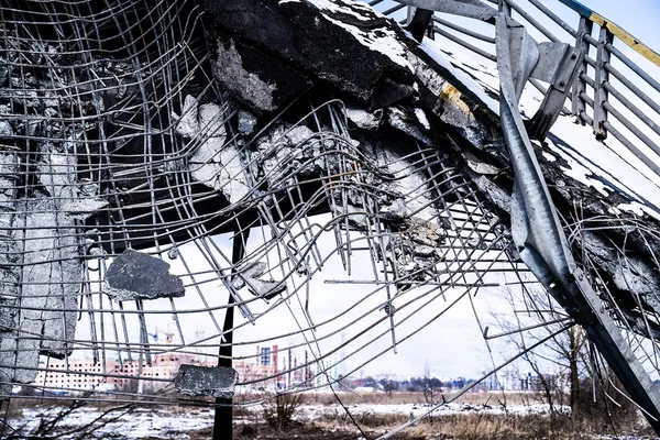 Фрагмент зруйнованого автомобільного мосту у місті Ірпінь