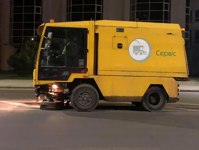 У Луцьку прибирають вулиці й тротуари після зими (фото)