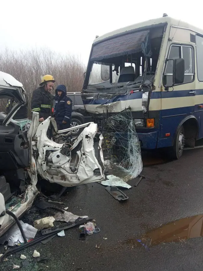 Моторошна аварія на Волині: легковик влетів у автобус (фото)