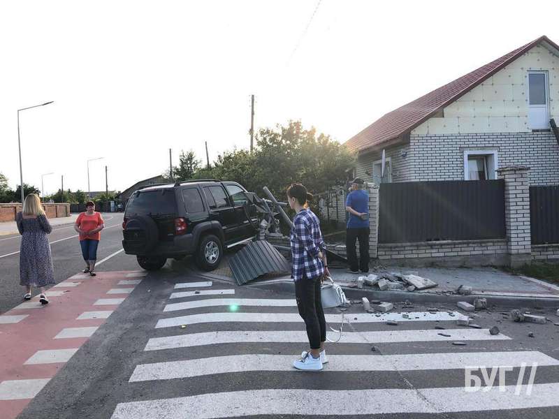 У Володимирі позашляховик протаранив паркан біля будинку (фото, відео)