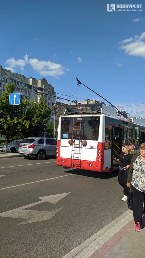 Летіли іскри: біля «Там Таму» тролейбус порвав дроти (фото)