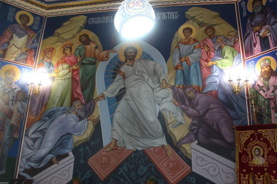 У Луцькій цвинтарній церкві освятили нові розписи (фото)