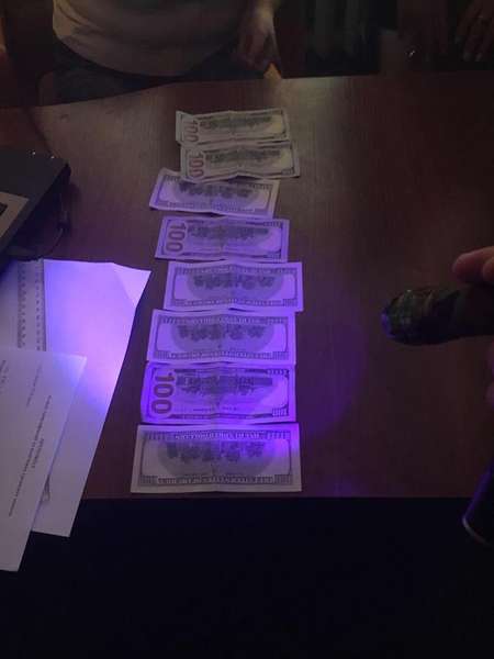 На Волині юристку затримали через 1000 доларів (фото)