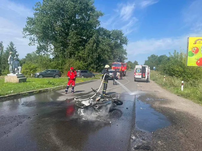 Біля Нововолинська зайнявся мотоцикл: водій отримав травми й опіки (фото)